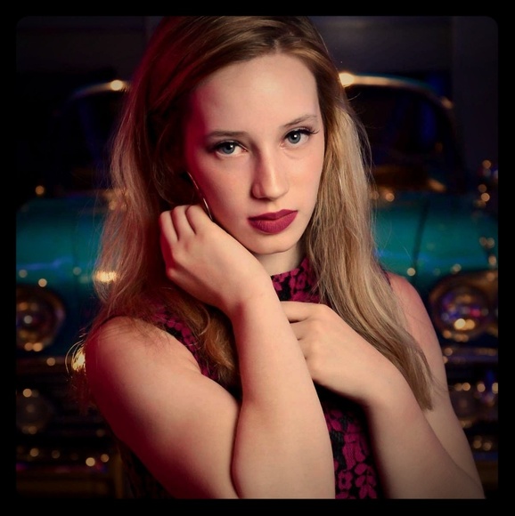 Meet your Posher, Isabelle - Picture 1 of 1